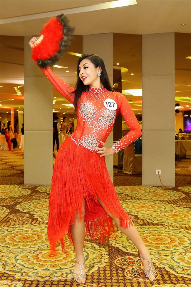 Thi sinh Hoa hau Hoan vu Viet Nam coi phang vay nhay boc lua hinh anh 2