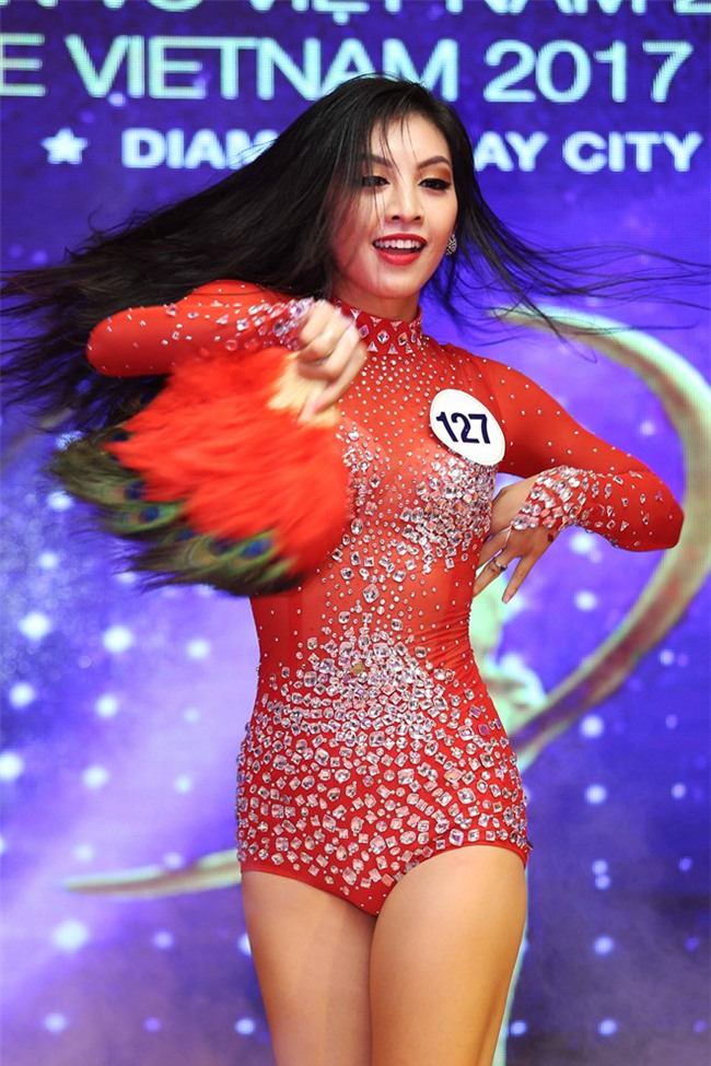 Thi sinh Hoa hau Hoan vu Viet Nam coi phang vay nhay boc lua hinh anh 6