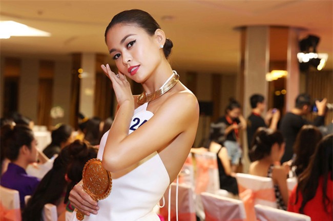 Thi sinh Hoa hau Hoan vu Viet Nam coi phang vay nhay boc lua hinh anh 7