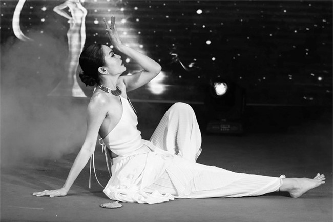 Thi sinh Hoa hau Hoan vu Viet Nam coi phang vay nhay boc lua hinh anh 8