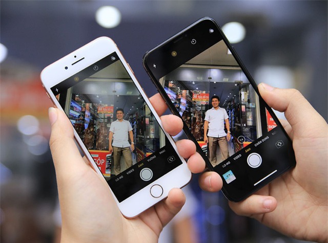 Về camera, iPhone 8 sử dụng camera đơn 12 MP, khẩu độ f/1.8, Zoom kỹ thuật 5X. Đối với iPhone X, camera sử dụng hệ thống camera kép, gồm một camera chính 12 MP, khẩu độ f/1.8 và một camera tele bên cạnh 12 MP, khẩu độ f/2.4.