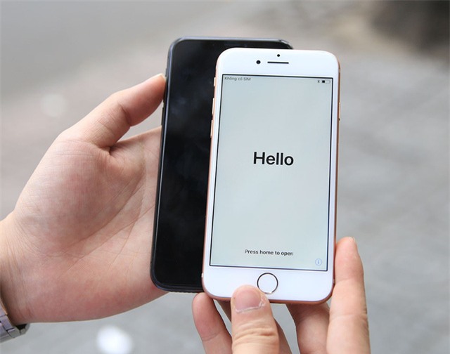 Khi đặt gần nhau, kích thước chẳng có sự khác biệt nhiều, tương đồng nhau và cho khả năng cầm nắm sử dụng bằng một tay dễ dàng.