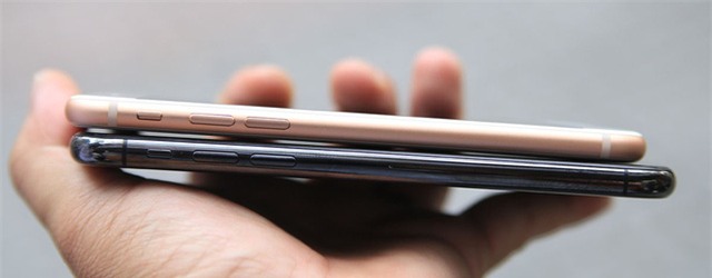 Về khung viền của máy, iPhone X được mạ crôm đen bóng khá đẹp mắt. Trong khi khung viền iPhone 8 vẫn tương tự thế hệ cũ. Cạnh trái là nút gạt chuyển âm lượng và âm lượng.