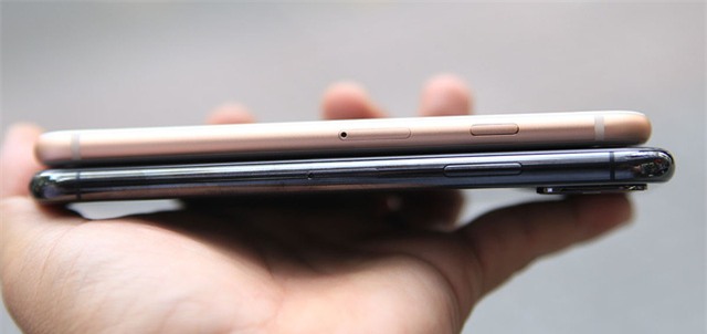 Cạnh phải là nút nguồn và khe cắm thẻ SIM.