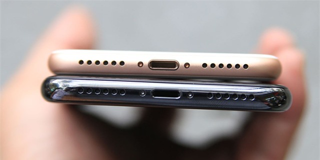 Cạnh dưới tương tự nhau, nhìn ở chiều này thì iPhone X dài hơn đôi chút so với iPhone 8.