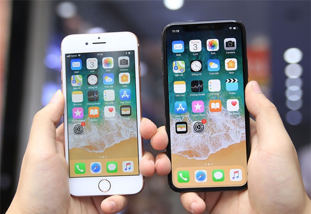 iPhone 8 sử dụng màn hình IPS 4.7 inch Retina HD độ phân giải 1334x750, và mật độ điểm ảnh 326ppi. Đối với iPhone X, Apple sử dụng màn hình OLED kích thước 5,8 inch, Super Retina Display, độ phân giải 2436x1125 và mật độ 458ppi.
