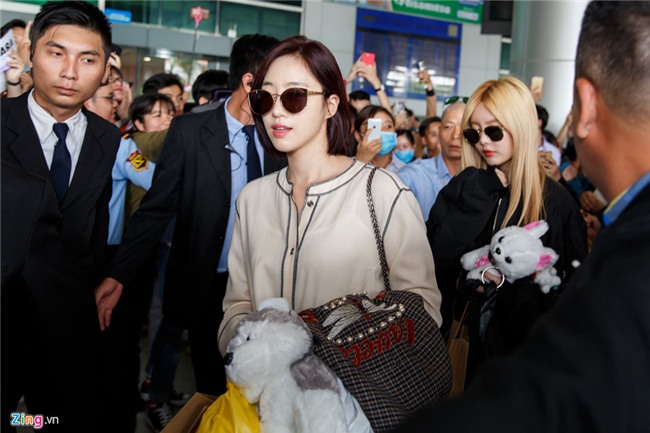 Fan Việt gào thét khi T-ara có mặt ở sân bay Tân Sơn Nhất