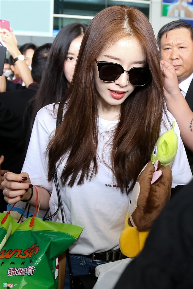 Fan Việt gào thét khi T-ara có mặt ở sân bay Tân Sơn Nhất