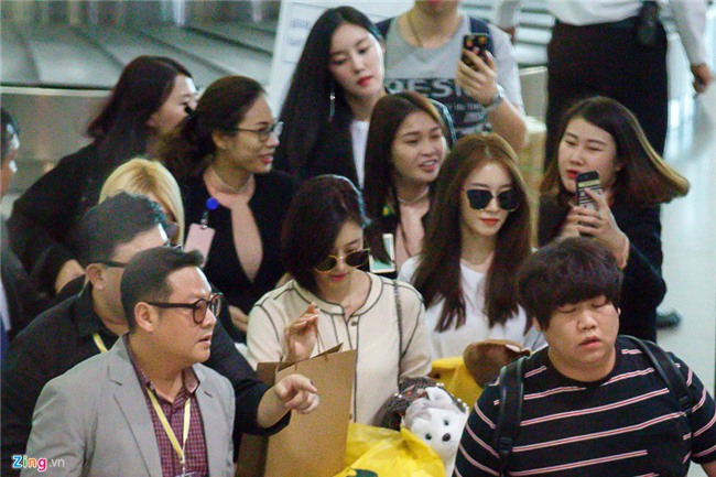 Fan Việt gào thét khi T-ara có mặt ở sân bay Tân Sơn Nhất