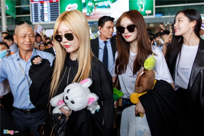 Fan Việt gào thét khi T-ara có mặt ở sân bay Tân Sơn Nhất