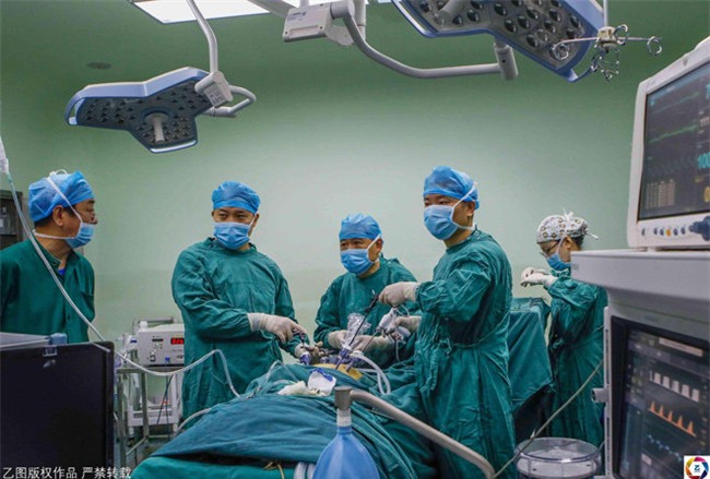 nen noi dau mat bo, bac si co phau thuat cho benh nhan roi oa khoc sau ca mo - 1