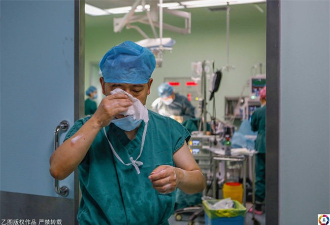 nen noi dau mat bo, bac si co phau thuat cho benh nhan roi oa khoc sau ca mo - 2