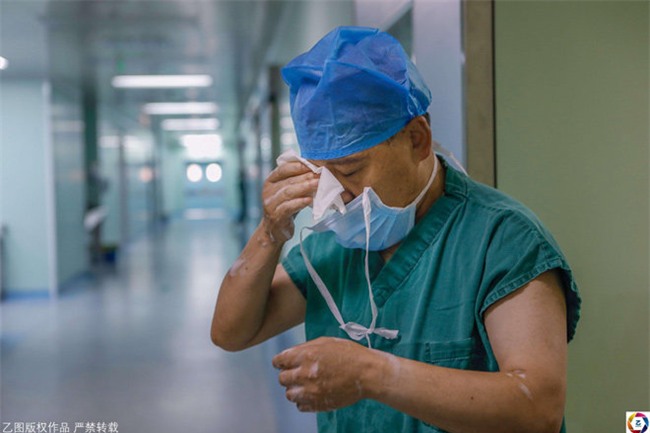 nen noi dau mat bo, bac si co phau thuat cho benh nhan roi oa khoc sau ca mo - 3