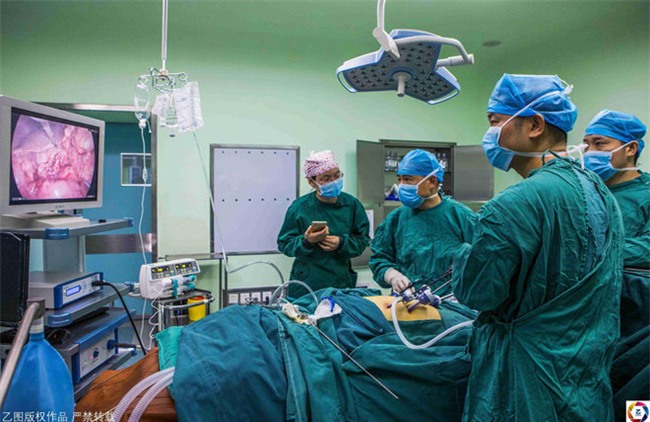 nen noi dau mat bo, bac si co phau thuat cho benh nhan roi oa khoc sau ca mo - 4