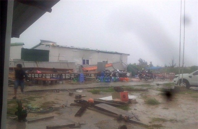 cap nhat bao so 12: nha trang mua gio cuc lon cuon nhieu mai nha, mat dien dien rong - 8