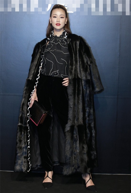 Sau cú ngã lịch sử, Lan Khuê tiếp tục lộ miếng dán ngực kém duyên lọt top sao mặc xấu-7