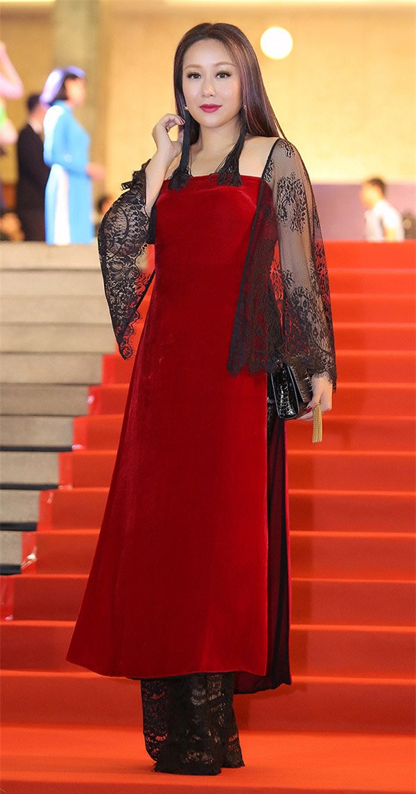 Sau cú ngã lịch sử, Lan Khuê tiếp tục lộ miếng dán ngực kém duyên lọt top sao mặc xấu-9