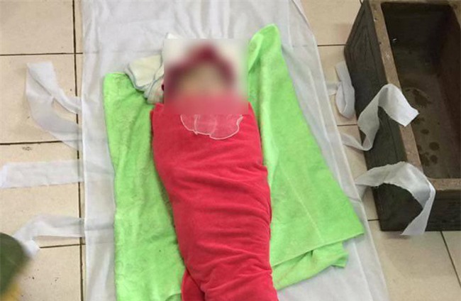 Tuyên Quang: Giữa đêm người nhà ôm thi thể bé gái 5 tháng tuổi quay lại BV yêu cầu làm rõ cái chết bất thường - Ảnh 4.