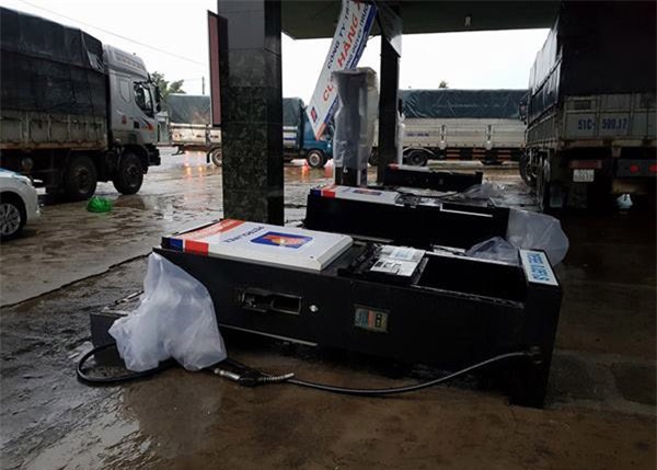 chum anh: gio giat dien cuong o nha trang, xe may bi quat nga la liet giua duong - 4