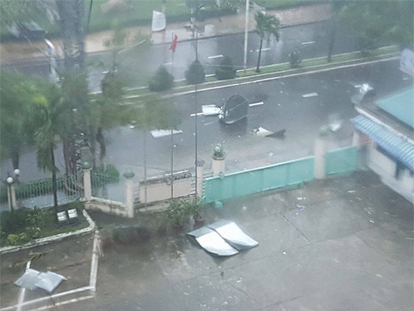 chum anh: gio giat dien cuong o nha trang, xe may bi quat nga la liet giua duong - 6