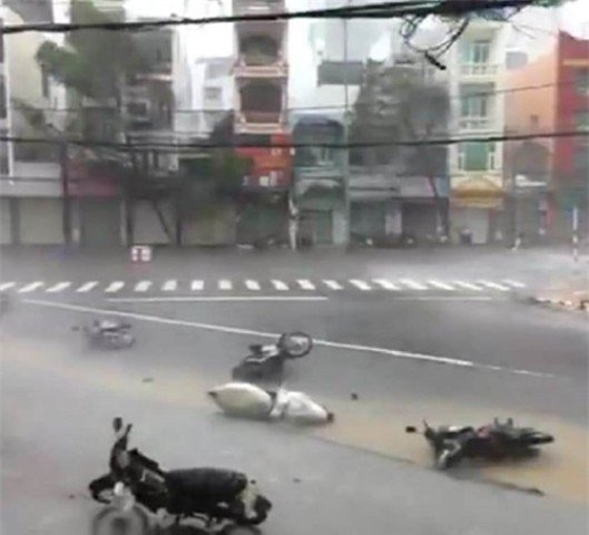 cap nhat bao so 12: nha trang mua gio cuc lon cuon nhieu mai nha, mat dien dien rong - 1