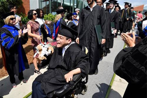 Vào giảng đường bằng xe lăn, 9X Việt trở thành “người hùng” trên đất Mỹ