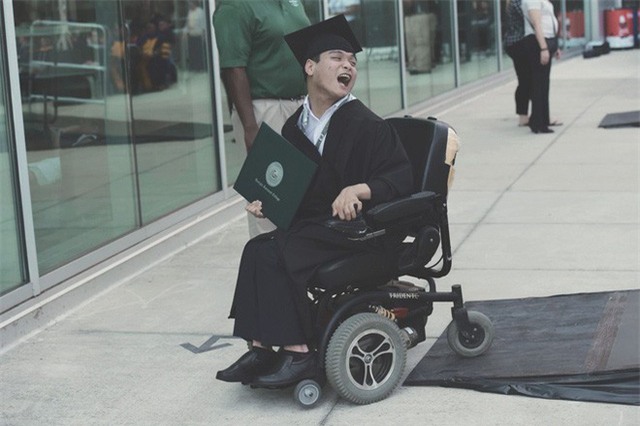 Vào giảng đường bằng xe lăn, 9X Việt trở thành “người hùng” trên đất Mỹ