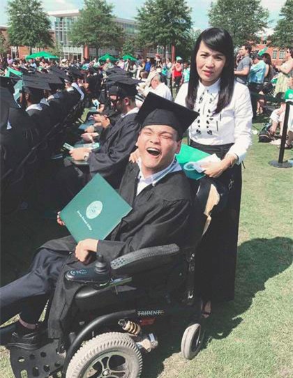 Vào giảng đường bằng xe lăn, 9X Việt trở thành “người hùng” trên đất Mỹ