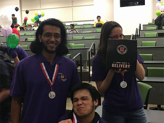 Vào giảng đường bằng xe lăn, 9X Việt trở thành “người hùng” trên đất Mỹ