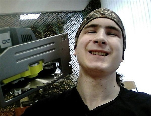 Vụ án chấn động nước Nga: Nam sinh sát hại thầy giáo rồi chụp ảnh bên cạnh thi thể vì bị đe dọa đuổi học - Ảnh 2.