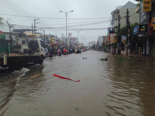 cap nhat bao so 12: nha trang mua gio cuc lon cuon nhieu mai nha, mat dien dien rong - 2