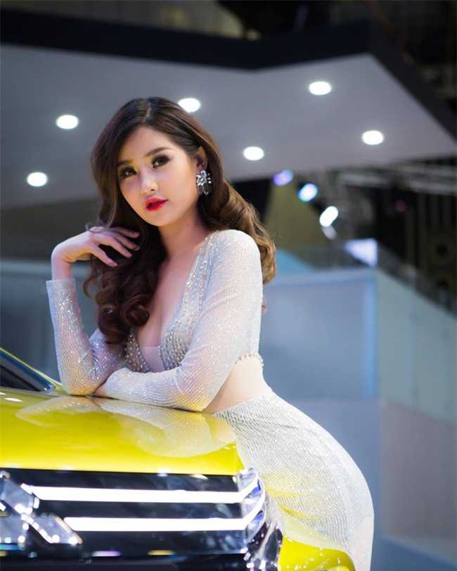 Choáng vì gương mặt tròn lạ, mũi tẹt của Hoa hậu Đại dương 2017