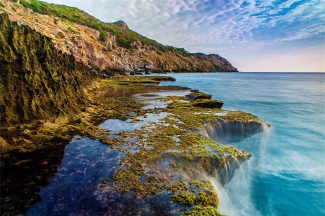 Ra mỏm đá chụp ảnh cưới, cô dâu bị sóng cuốn trôi, chú rể ngồi im nhìn người khác cứu - Ảnh 5.