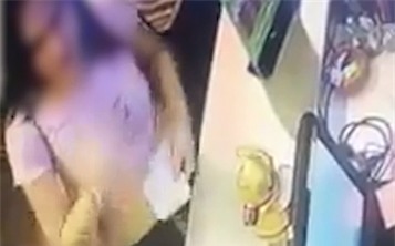 Clip: Vào mua trà đào, 2 hot girl tiện tay ẵm luôn em mèo may mắn của chủ quán - Ảnh 2.