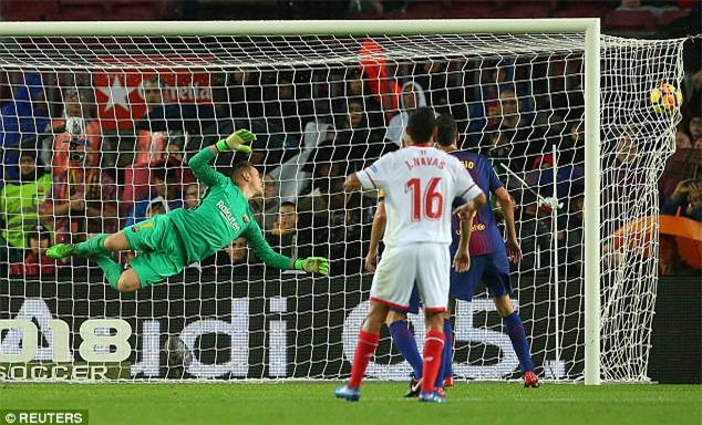 
Pizarro gỡ hòa 1-1 cho Sevilla ở hiệp 2
