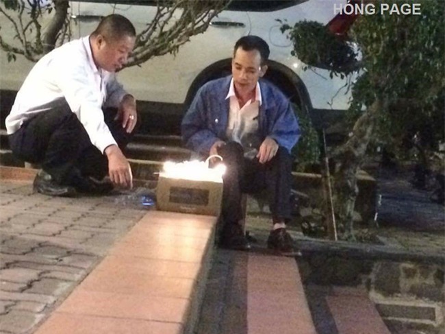 Chiếc bánh gato trên vỉa hè và sự vụng về của 4 người đàn ông khiến dân mạng cay mắt - Ảnh 2.