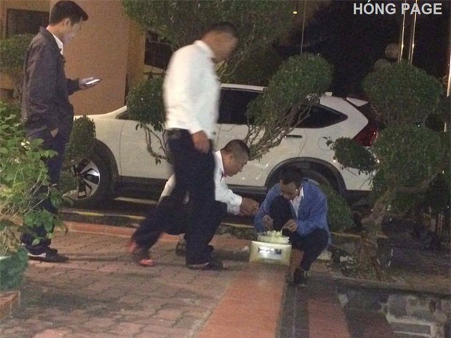 Chiếc bánh gato trên vỉa hè và sự vụng về của 4 người đàn ông khiến dân mạng cay mắt - Ảnh 3.