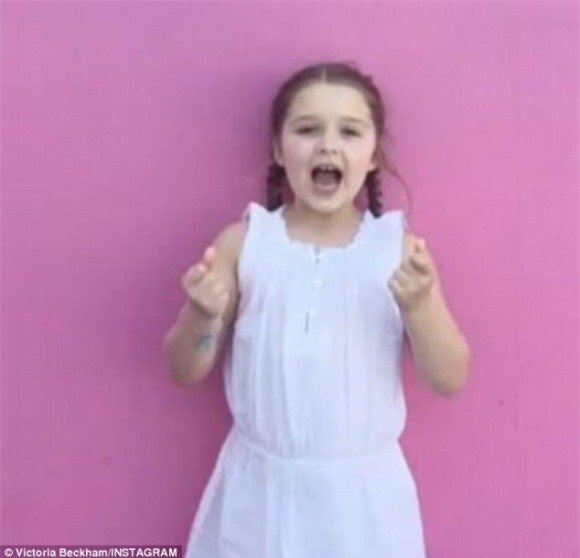 Harper gây bất ngờ khi vừa vẽ vừa hát ca khúc Giáng sinh với giọng ca tiểu Spicegirls - Ảnh 2.