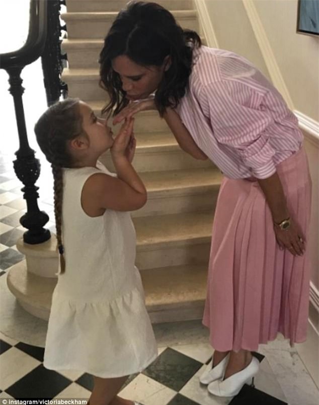 Harper gây bất ngờ khi vừa vẽ vừa hát ca khúc Giáng sinh với giọng ca tiểu Spicegirls - Ảnh 3.