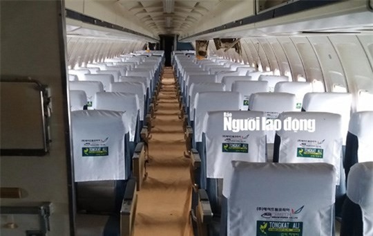 Bên trong chiếc Boeing của Royal Khmer Airlines. Ảnh: Người lao động