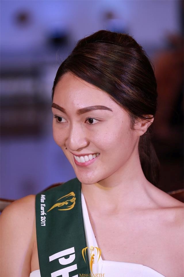 Sự chênh lệch nhan sắc của Hoa hậu Trái đất trước và sau photoshop: Cứ như ảnh avatar facebook và ảnh bị tag vào!-12