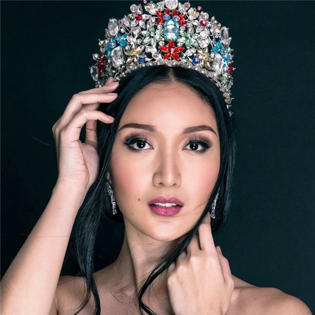 Sự chênh lệch nhan sắc của Hoa hậu Trái đất trước và sau photoshop: Cứ như ảnh avatar facebook và ảnh bị tag vào!-5