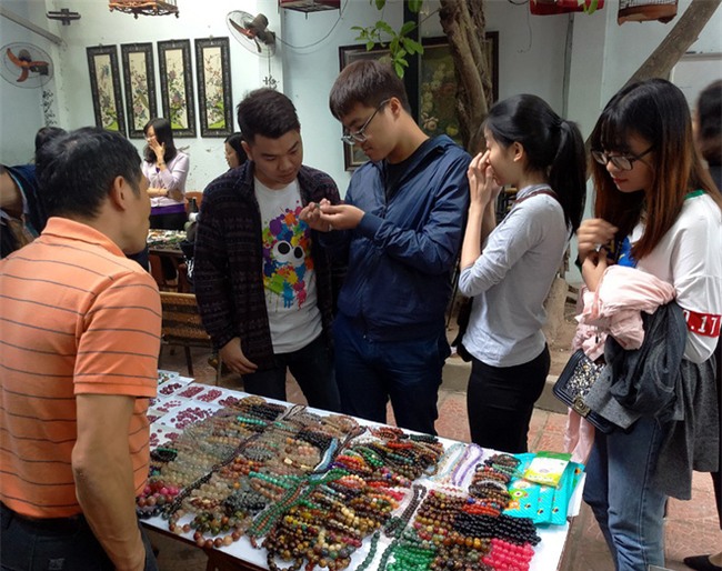 Đá quý hàng trăm triệu bày bán thành sạp tại phiên chợ độc đáo giữa lòng Thủ đô - Ảnh 2.