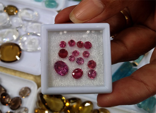 Đá quý hàng trăm triệu bày bán thành sạp tại phiên chợ độc đáo giữa lòng Thủ đô - Ảnh 12.