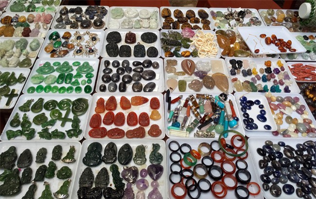 Đá quý hàng trăm triệu bày bán thành sạp tại phiên chợ độc đáo giữa lòng Thủ đô - Ảnh 14.