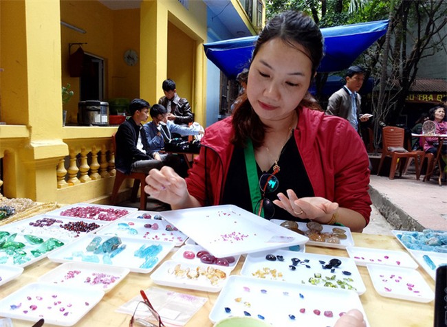 Đá quý hàng trăm triệu bày bán thành sạp tại phiên chợ độc đáo giữa lòng Thủ đô - Ảnh 16.