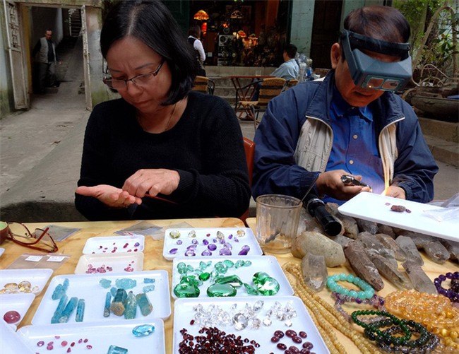 Đá quý hàng trăm triệu bày bán thành sạp tại phiên chợ độc đáo giữa lòng Thủ đô - Ảnh 17.