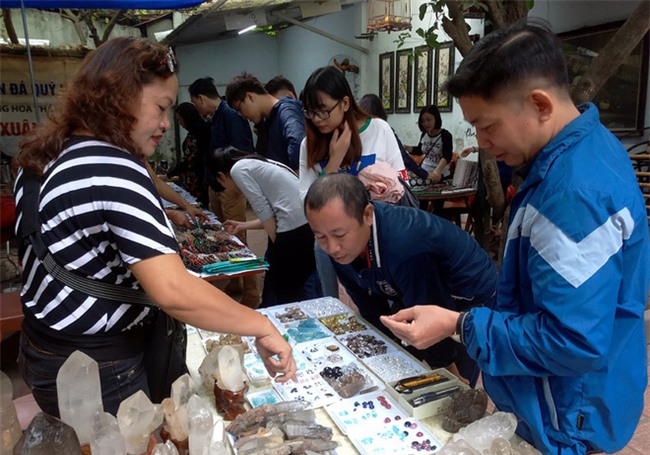 Đá quý hàng trăm triệu bày bán thành sạp tại phiên chợ độc đáo giữa lòng Thủ đô - Ảnh 3.