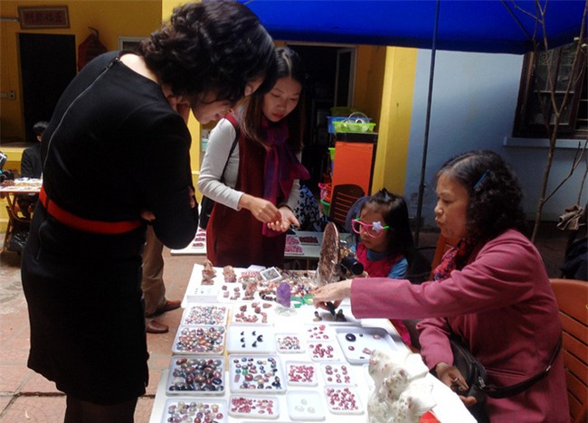 Đá quý hàng trăm triệu bày bán thành sạp tại phiên chợ độc đáo giữa lòng Thủ đô - Ảnh 4.