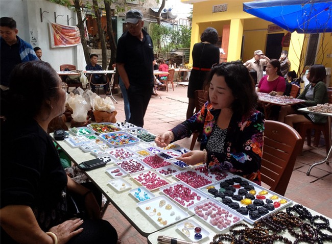 Đá quý hàng trăm triệu bày bán thành sạp tại phiên chợ độc đáo giữa lòng Thủ đô - Ảnh 5.